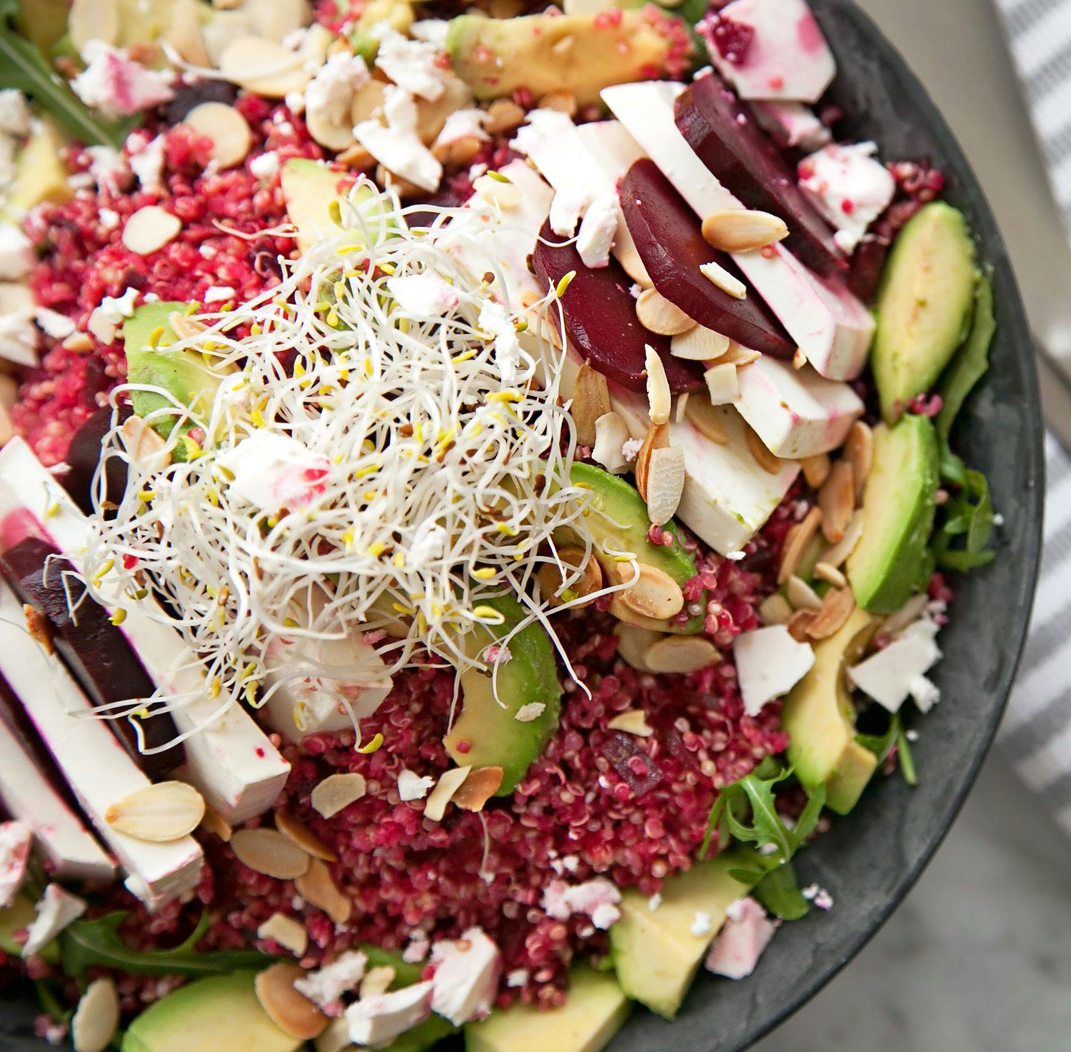 Rødbetquinoa med fetaost og spirer